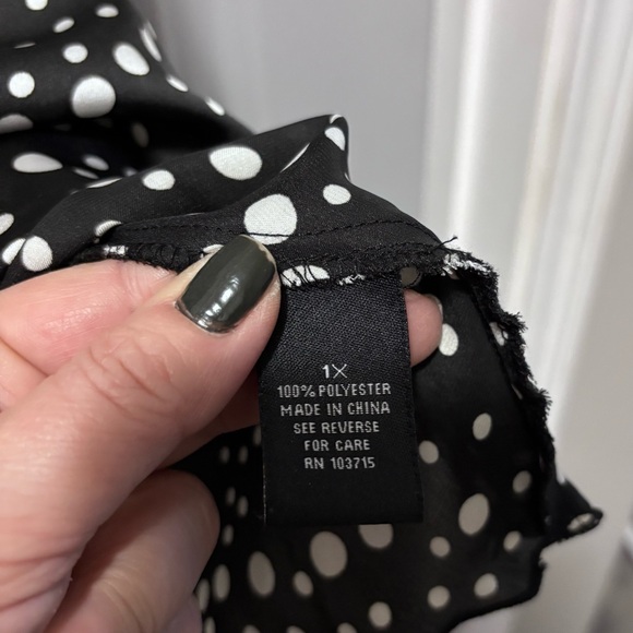 Sleeveless cowl neck black with white spots top satin like - Picture 4 of 4